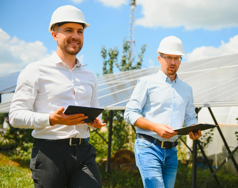 Due ingegneri PRO.Energy che controllano impianti fotovoltaici nei campi
