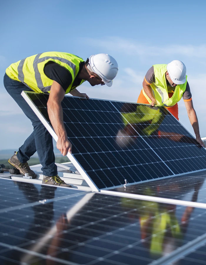 Tecnici PRO.Energy durante l’installazione di un impianto fotovoltaico industriale