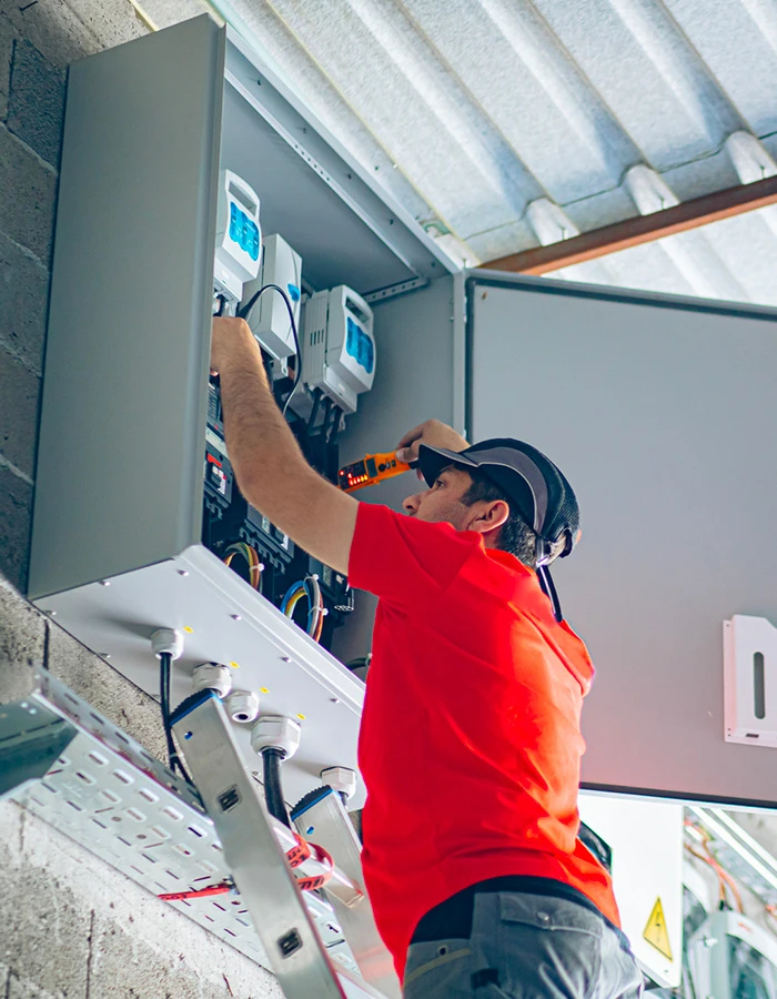 Tecnico PRO.Energy che sta controllando la centralina