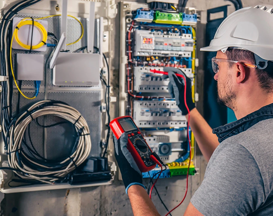 tecnico-che-controlla-centralina-pro-energy