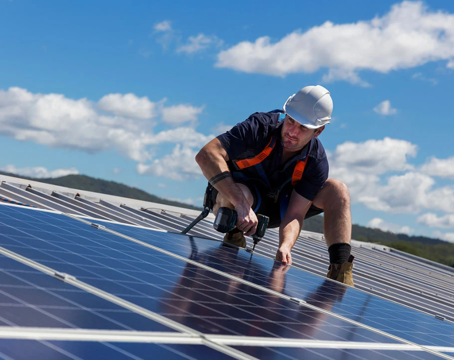 Tecnico PRO.Energy durante l’installazione di un impianto fotovoltaico industriale