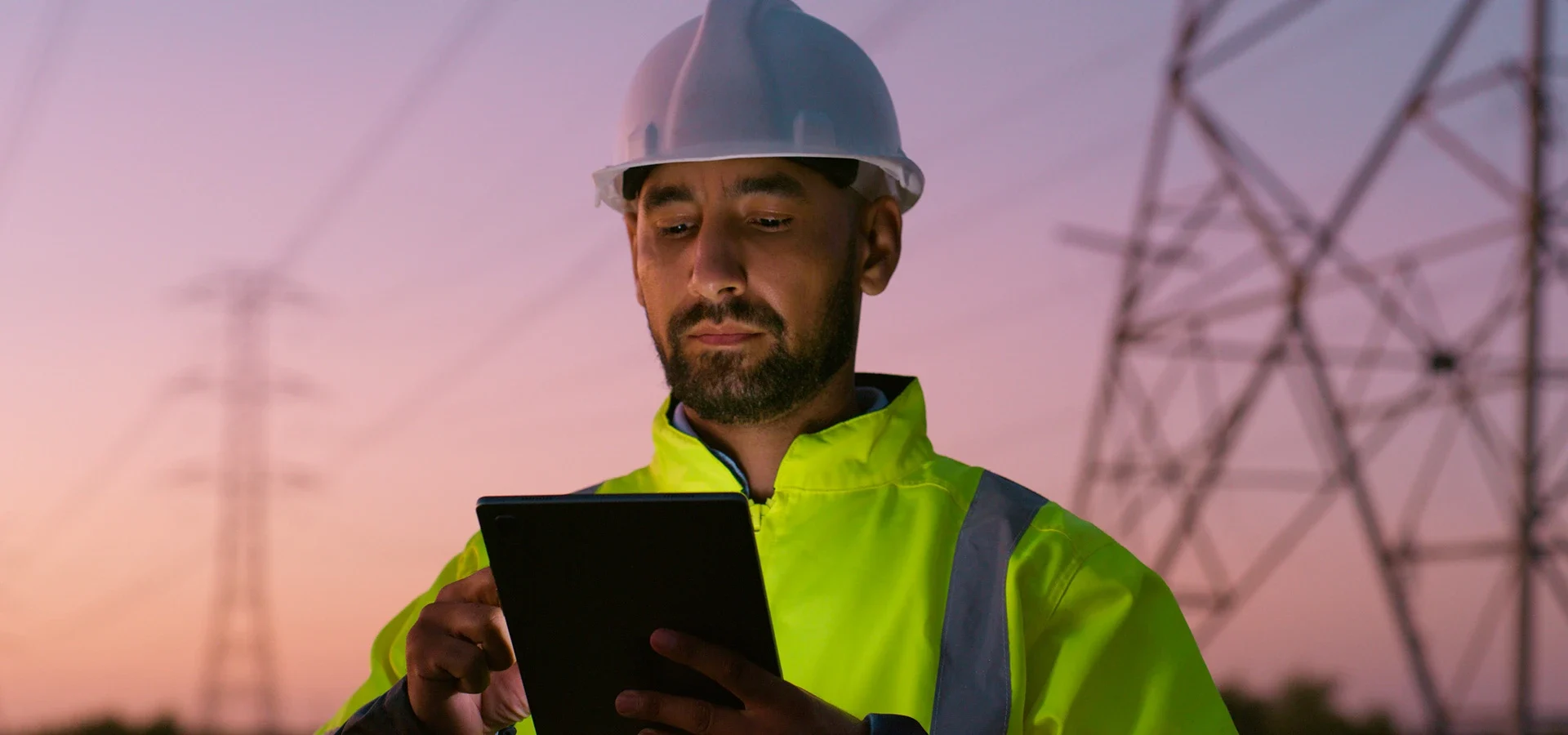 Ingegnere PRO.Energy che controlla su tablet gli impianti elettrici