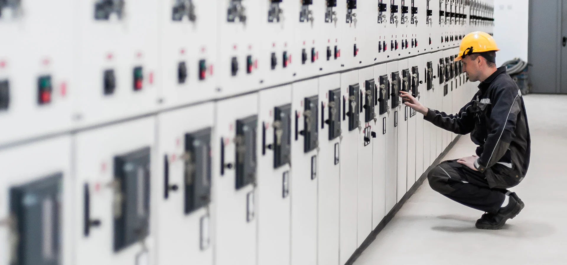 Tecnico PRO.Energy controlla impianto elettrico industriale