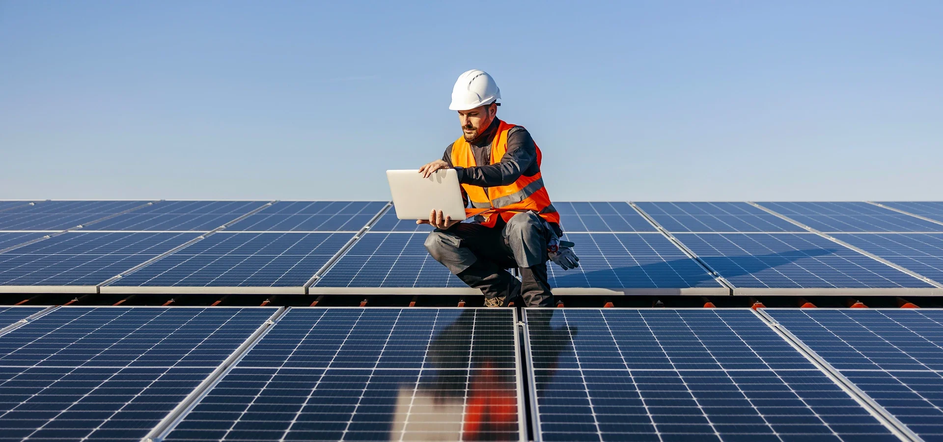 Tecnico PRO.Energy sul tetto che controlla impianti fotovoltaici tramite tablet